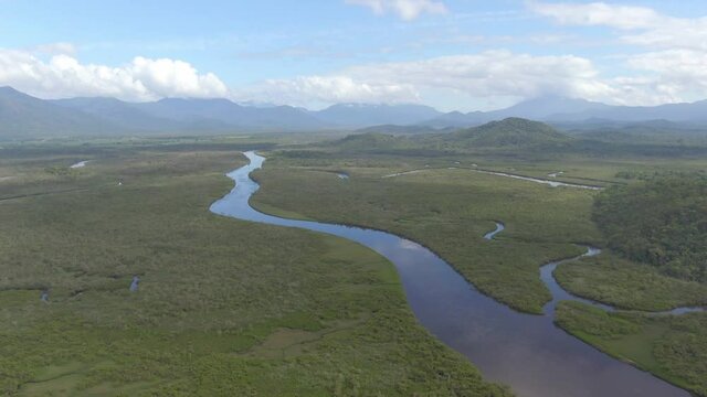 Drone de um p&acirc;ntano, pantanal, em Guaratuba, regi&atilde;o de brejo, com rios / Drone of a swamp, pantanal, in Guaratuba, wetland region, with rivers.