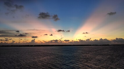 Obraz premium Sunbeams through horizon over the Caribbean