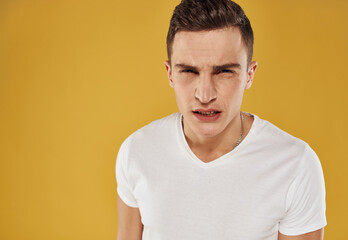 Obraz premium Angry man on a yellow background cry of emotion and stress