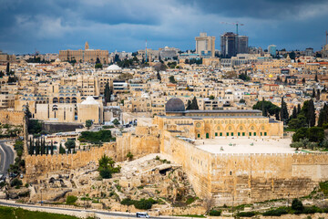 Naklejka premium The Old city, Jerusalem. The Dome of the rock mosque in Jerusalem, the wall of the Old city, Jerusalém Israel March 2021 