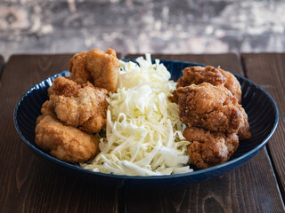 こんがり揚げた鶏肉のから揚げ。キャベツの千切りを添えて。