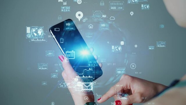 モバイルネットワーク 　スマホを使う女性