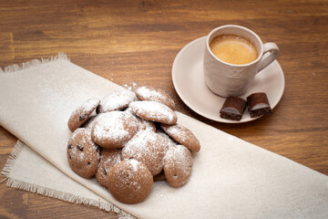 Composition with delicious chocolate chip cookies on the table. a cup of coffee with pieces of chocolate and soft biscuits