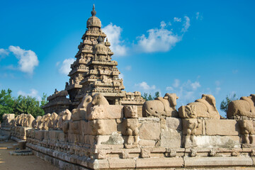 The Shore Temple in indian coastal town of Mahabalipuram - obrazy, fototapety, plakaty