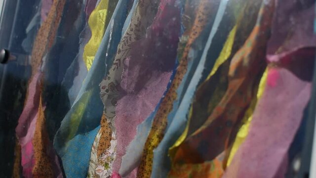 Telas de m&uacute;ltiples colores como cortina de un veh&iacute;culo