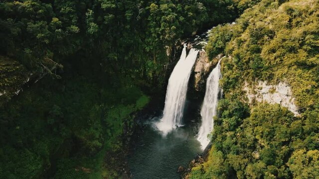 Cachoeira bonita Véu de noiva doutor Pedrinho, cascata, queda d'água, imagens aéreas.