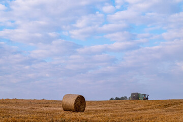 夏の美瑛町 麦稈ロールと青空
