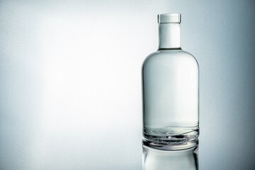 Minimalistisches Still life einer Gin Flasche mit blauem Verlauf als Hintergrund. Copy space for your design. Web banner. 