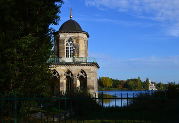 Fototapeta na wymiar Gothische Bibliothek im Herbst im Park Neuer Garten, Potsdam, Brandenburg