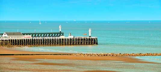 Einfahrt in Yachthafen  an Nordsee Küste,  Blankenberge, Belgien 