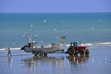 Bateau de pêche mis à l'eau par un tracteur à Quiberville (76860), département de...