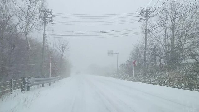吹雪の北海道でホワイトアウト状態のドライブ