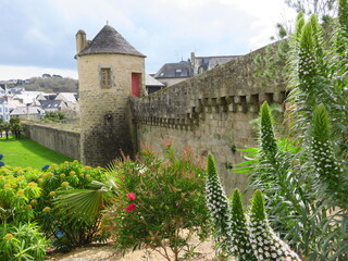 Vue sur les remparts médiévaux de la ville de Quimper, dans le Finistère en Bretagne, avec la...