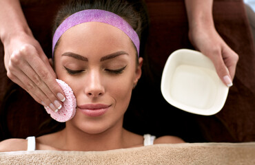 Obraz na płótnie Canvas Treatment of cleaning skin