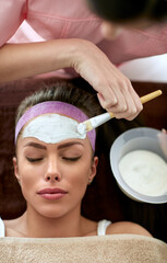 Obraz na płótnie Canvas woman on cosmetic treatment of face
