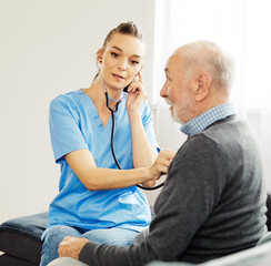 Obraz premium nurse doctor senior care caregiver help assistence retirement home stethoscope nursing elderly man woman health support
