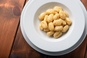 Piatto di deliziosi gnocchi di patate con burro e formaggio, Cucina Italiana 