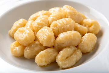 Piatto di deliziosi gnocchi di patate con burro e formaggio, Cucina Italiana 
