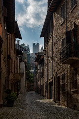 Straße in der Altstadt von Castell'Arquato in der Emilia-Romagna in Italien 