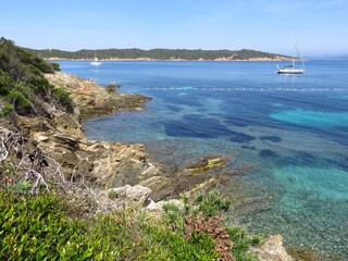 Île de Port-Cros, anse de la Fausse-Monnaie, au large de la ville d’Hyères, paysage de côte au...