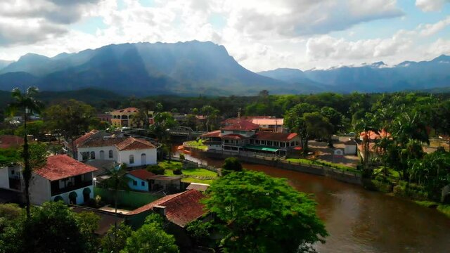 Morretes ao entardecer com o Pico Marumbi / Morretes at dusk with Pico Marumbi