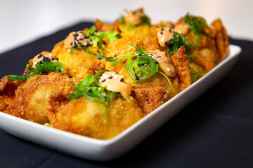 tempura de ternera con algas y salsa de caramelo 