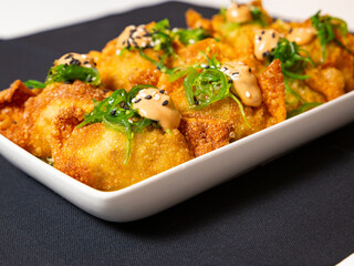 tempura de ternera con algas y salsa de caramelo 