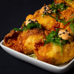 tempura de ternera con algas y salsa de caramelo 