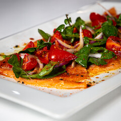 ensalada de salmon con espicanas y tomate. 