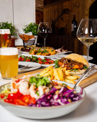 mesa servida con alimentos variados tipicos de la comida mediterranea. concepto culinario.