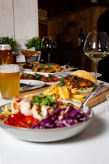 mesa servida con alimentos variados tipicos de la comida mediterranea. concepto culinario.