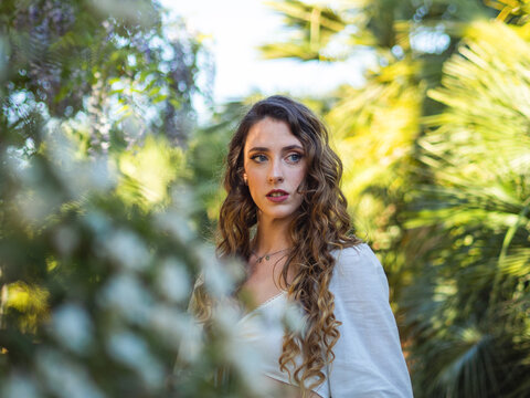 Mujer disfrutando de la primavera