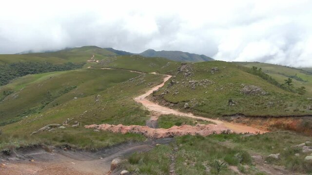 Drone de uma estrada em meio as colinas nos Campos do Quiriri, em Santa Catarina / Drone of a road in the middle of the hills in Campos do Quiriri, in Santa Catarina