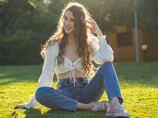 Mujer joven disfrutando de la primavera