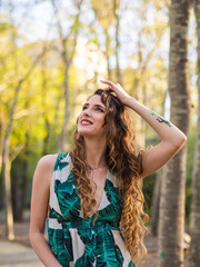Naklejka premium Mujer joven disfrutando de la naturaleza