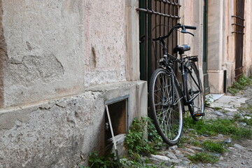 Fototapeta na wymiar bicycle in front of a wall