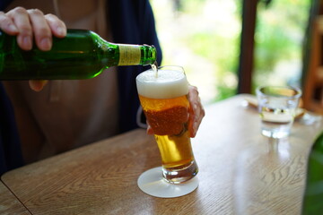 カフェで食べる食事とビール