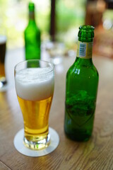 カフェで食べる食事とビール