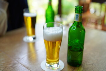 カフェで食べる食事とビール