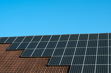 Naklejka premium solar panels on the roof of a house