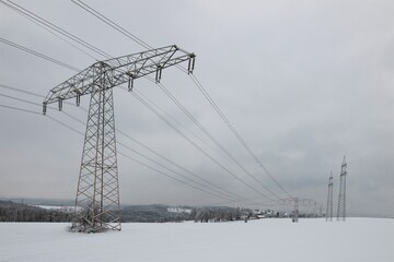 Starkstromleitung in offener  Winterlandschaft