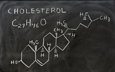 F&oacute;rmula molecular y  estructural del colesterol escrita en una pizarra