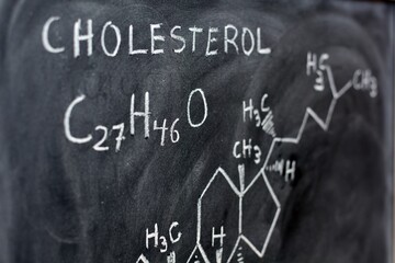 Fototapeta na wymiar Fórmula molecular y estructural del colesterol escrita en una pizarra