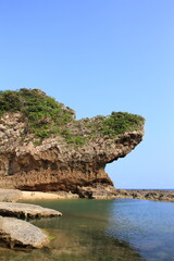 波に削られた岩