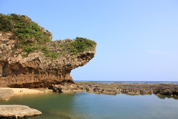 波の浸食で削れた岩