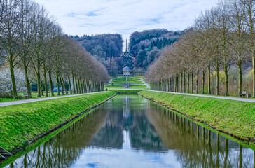 Fototapeta na wymiar Historische Parkanlage mit Kanal am Tiergarten in Kleve
