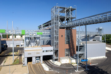Production de Biocarburant et diester, usine Saipol le Mériot (Aube). Silos de stockage de colza