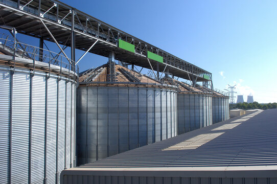 Production de Biocarburant et diester, usine Saipol le Mériot (Aube). Silos de stockage de colza