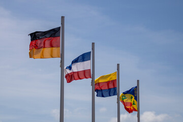 Flaggen im Wind in Dagebüll am Hafen