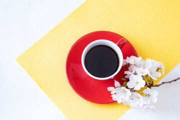 Obraz na płótnie Canvas 桜の花束と真っ赤なのコーヒーカップ（黄色の和紙）